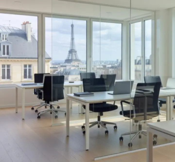 Open space moderne nettoyé par Zorevvia pour un environnement de travail sain
